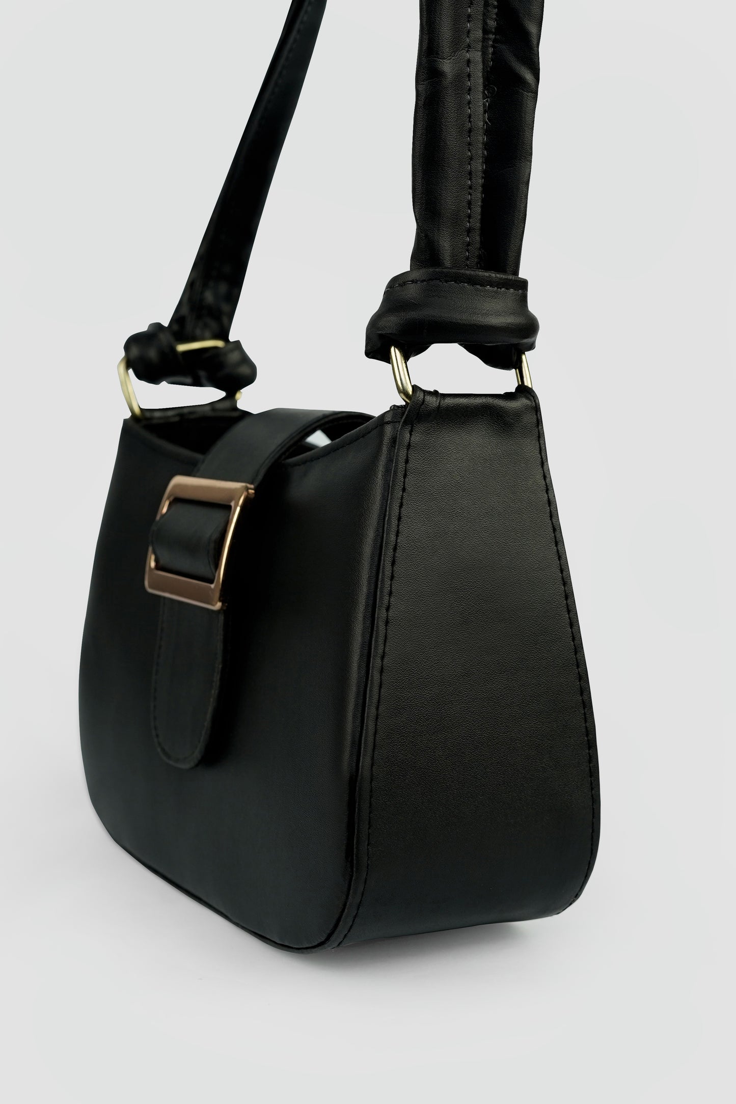 Elara Buckle